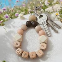 Porte-clé personnalisé prénom modèle Amélia avec perles en silicone et bois pour trousseau de clés.