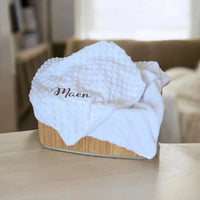 présentation d'un plaid polaire bebe blanc en minky personnalisé