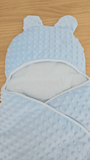 présentation d'une couverture d'emmaillotage bleu en minky 