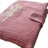 Protège carnet de santé molletonné couleur framboise avec motif de petite fée magique.