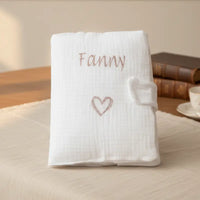 Protège carnet de santé personnalisé en gaze de coton blanc avec flocage du prénom de l'enfant.