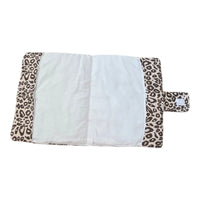 protege carnet de santé léopard interieur