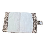 protege carnet de santé léopard interieur