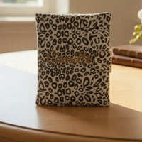 Le protège carnet de santé personnalisé léopard est conçu pour durer toute l'enfance.