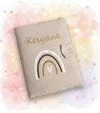 "Protège carnet de santé bébé personnalisé, gaze de coton sablé, motif arc-en-ciel bohème, accessoire de naissance artisanal."