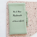 Protège livret de famille personnalisé coloris vert sauge en gaze de coton molletonnée dimensions 22x11 cm