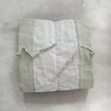 Protège livret de famille ouvert coloris vert sauge en gaze de coton molletonnée dimensions 22x11 cm