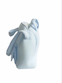 Sac à langer bleu ciel en gaze de coton accroché à une poussette pour illustrer sa praticité.modèle de côté