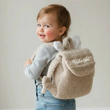 vu de derrière ce sac a dos maternelle sablé en moumoute personnalisé avec le prénom de votre enfant 