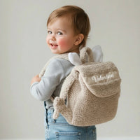 vu de derrière ce sac a dos maternelle sablé en moumoute personnalisé avec le prénom de votre enfant 