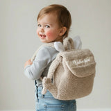 vu de derrière ce sac a dos maternelle sablé en moumoute personnalisé avec le prénom de votre enfant 