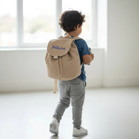 sac a dos maternelle personnalisable garçon porter par un enfant vu de dos