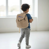 sac a dos maternelle personnalisable garçon porter par un enfant vu de dos