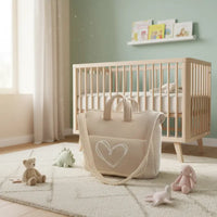 Sac à langer sablé (beige neutre) en double gaze de coton. Idéal pour un trousseau mixte. Léger, grande capacité, 100% personnalisable avec prénom. Qualité UE.