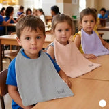présentation de serviette cantine elastique porter par des enfant de maternelle avec le prénom