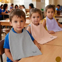 présentation de serviette cantine cantine maternelle elastique porter par des enfant de maternelle avec le prénom