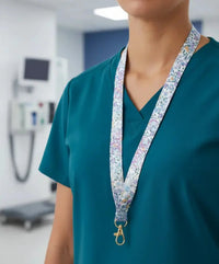 tour de cour et porte clé badge de couleur violet