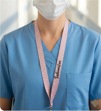 présentation d'un trou de cou pour infirmière motif chinois rose