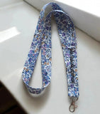 tour de cour pour infirimière personnalisé avec le tissu liberty bleu