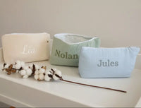 Parfaite comme trousse de toilette fille 12 ans, elle accompagne les adolescentes avec un style sobre et moderne