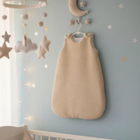 Cette turbulette bébé couleur sable est l'indispensable du trousseau ou un cadeau de naissance idéal. Grâce à son format gigoteuse mixte 0 à 6 mois, elle s'adapte à tous les nouveau-nés.