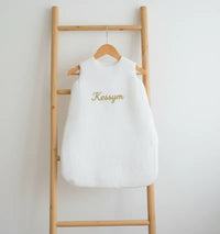 poser sur une échelle en bois notre turbulette bebe blanche en gaze de coton 