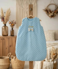turbulette bebe en minkhy de couleur bleu clair personnalisé avec le prénom de bébé 