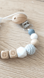 Vidéo de présentation attache tétine artisanale mélange de textures silicone, bois et crochet, création personnalisée pour bébé.