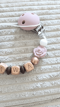 vidéo attache tetine clip de couleur marron rosé 