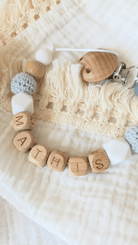 vidéo présentant une attache tetine mam crochet bleu 