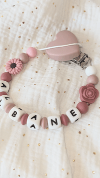vidéo présentant une attache tetine silicone marguerite rose thé
