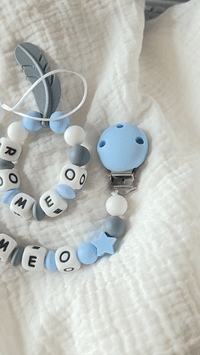 vidéo en attache tétine personnalisé en silicone avec le prénom de bébé