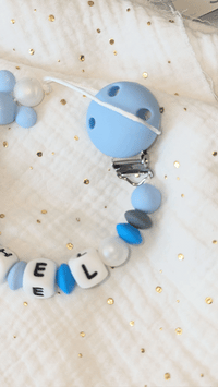 vidéo présentant attache tetine silicone mickey bleu