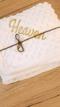 vidoé présentant un plaide couverture pour bébé de couleur blanc personnalisée
