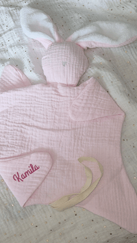vidéo présentant  doudou attache tetine rose personnalisé