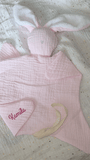 vidéo présentant  doudou attache tetine rose personnalisé