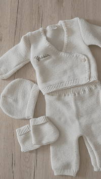 vidéo présentant un ensemble bébé naissance personnalisé de couleur sablé