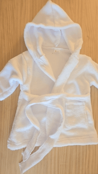 vidéo d'un peignoir polaire bébé  de bain blanc personnalisé