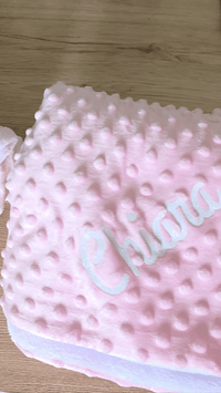 vidéo présentant un plaid bebe rose et polaire 