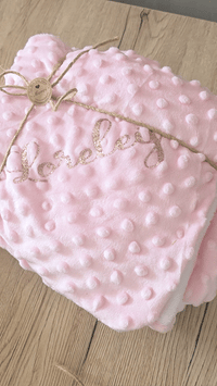 pésentation en vidéo d'un plaide couverture bébé rose 