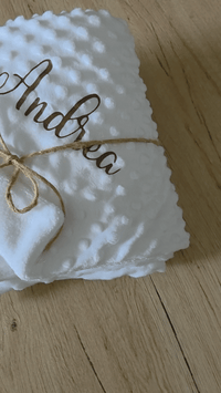 vidéo présentant une couverture plaide de couleur blanc personnalise