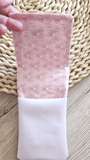 Vidéo pour pochette infirmière aimantée personnalisée au motif rose liberty, organisateur de poche pour stylo infirmière et matériel médical pour blouse."