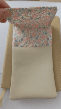 vidéo Pochette infirmière aimantée personnalisée avec motif floral blanc pour blouse, organisateur de poche pour stylo infirmière et matériel de soin."