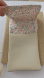 vidéo Pochette infirmière aimantée personnalisée avec motif floral blanc pour blouse, organisateur de poche pour stylo infirmière et matériel de soin."