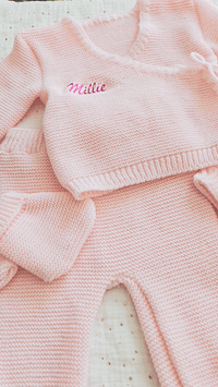 vidéo présentant un ensemble bébé naissance en tricot rose personnalisé