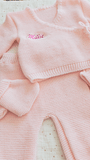 vidéo présentant un ensemble bébé naissance en tricot rose personnalisé